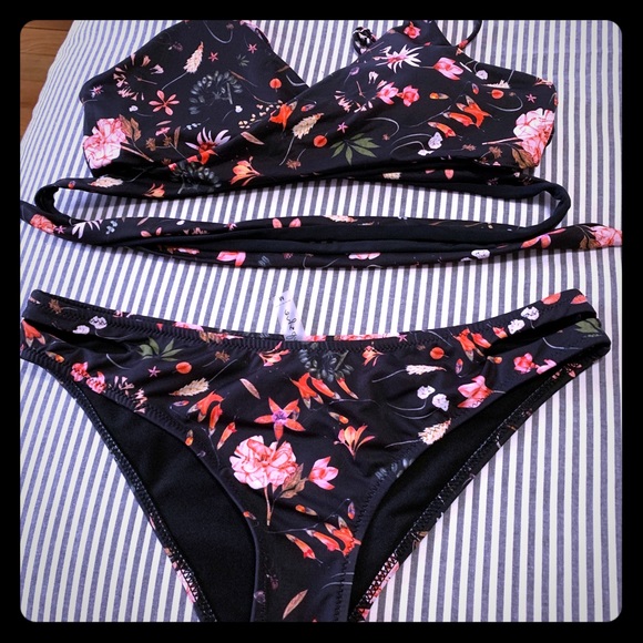 Cupshe size m new without tag bikini